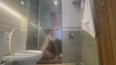 Vừa địt vừa tắm chung với em bạn gái ướt nhẹp của mình